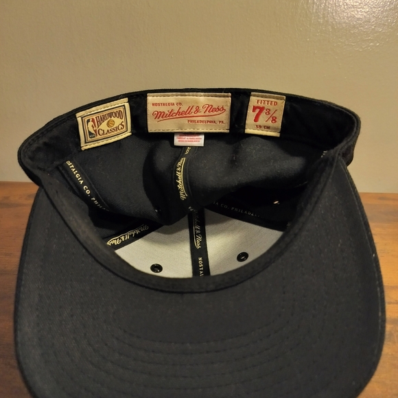Mitchell & Ness Black CAVS Embroidered Hat - Picture 4 of 4